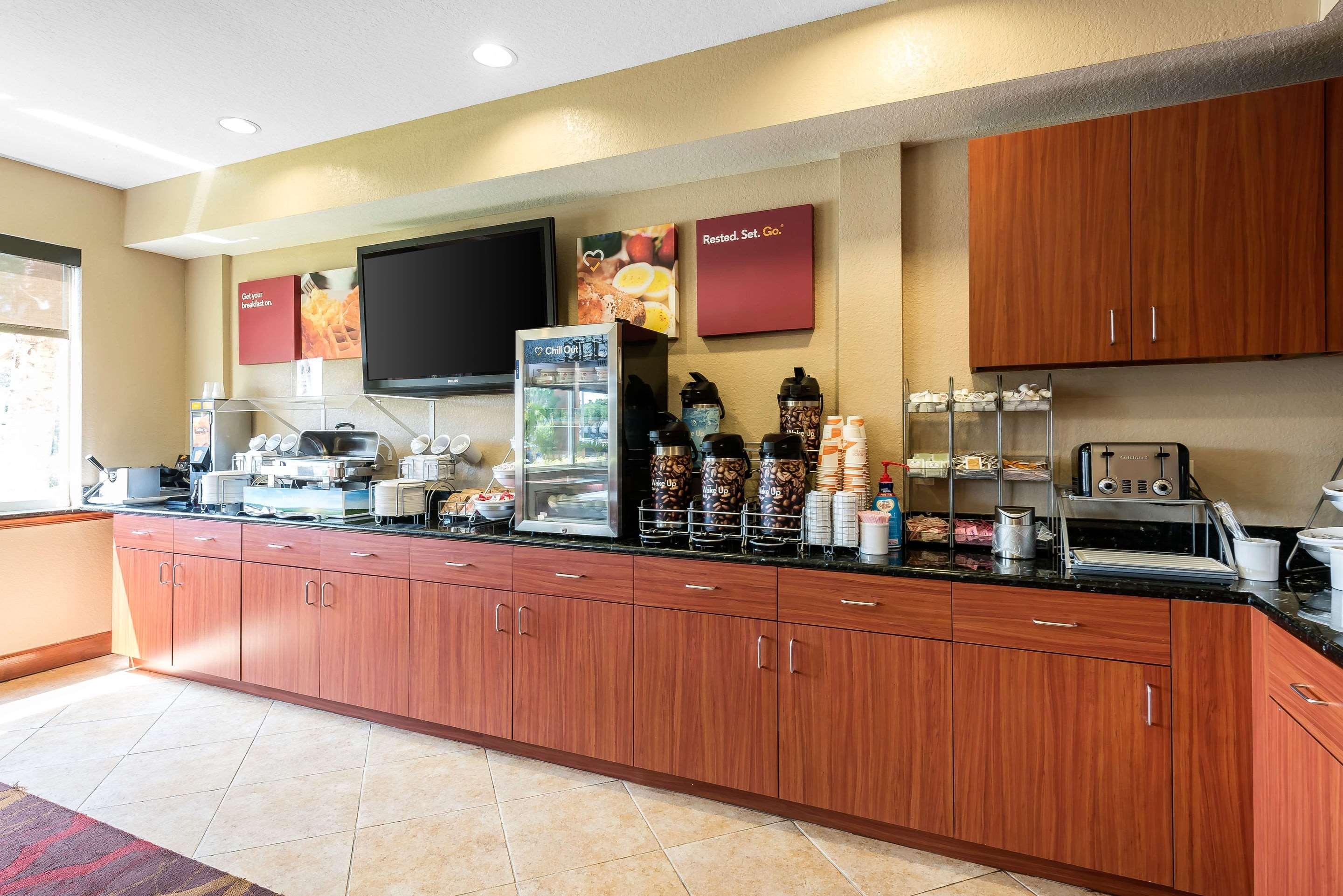 West Chase Comfort Suites Tampa Airport North מראה חיצוני תמונה