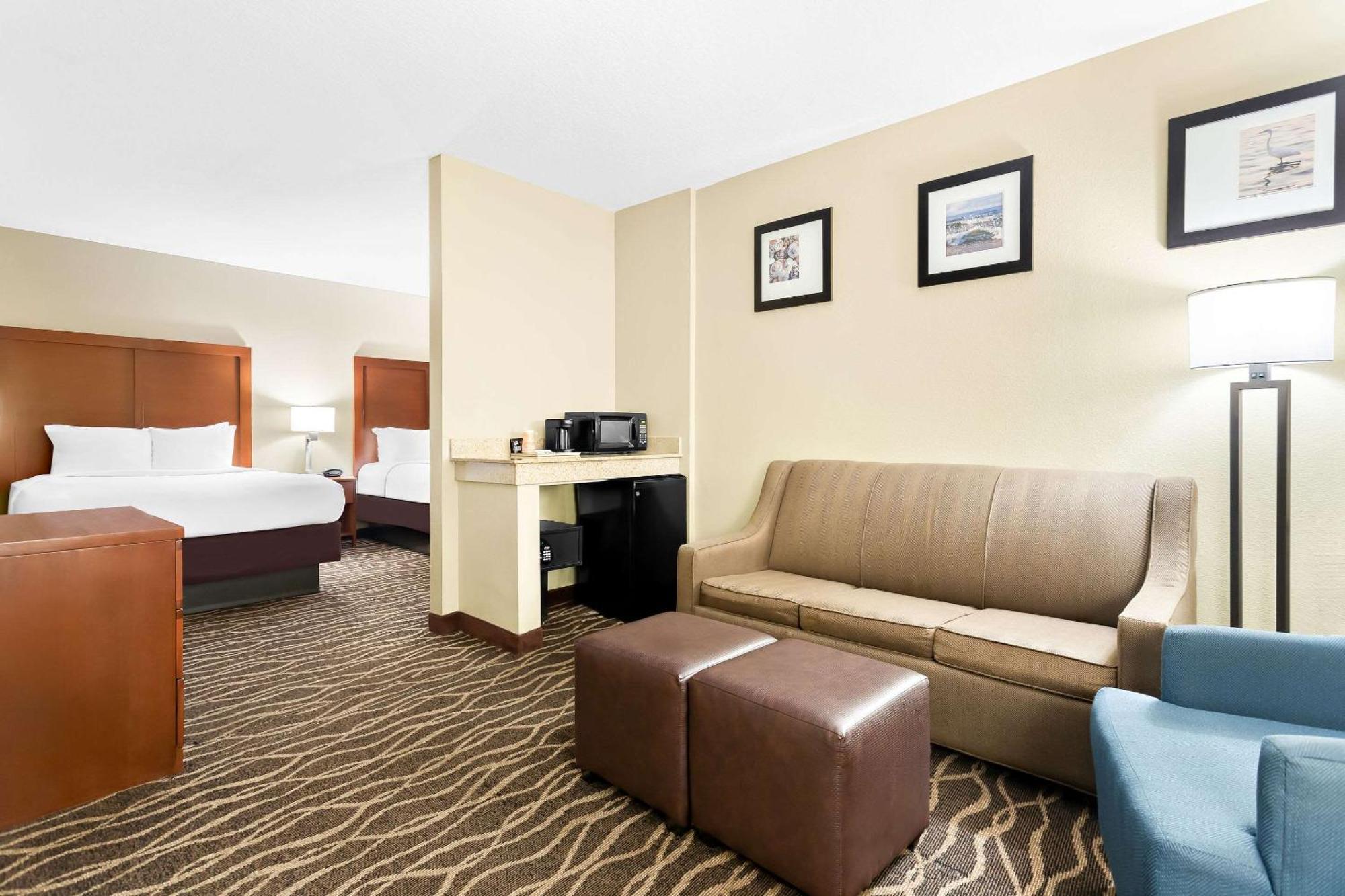 West Chase Comfort Suites Tampa Airport North מראה חיצוני תמונה